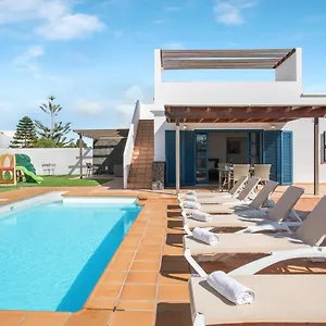 villa-alegranza-playa-blanca-lanzarote-35580.in-canary-islands.com/